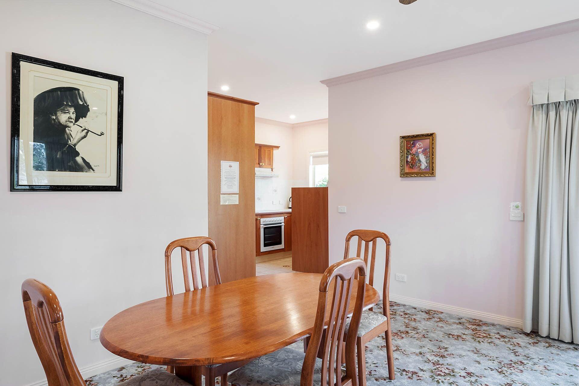 Robyn's Nest Lakeside Guest house 5*