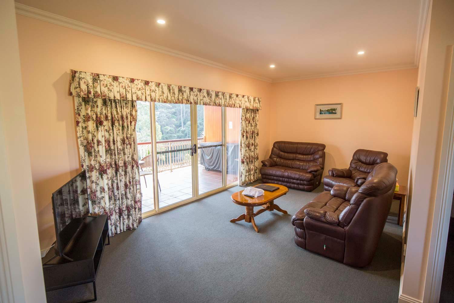 Robyn's Nest Lakeside Guest house Merimbula