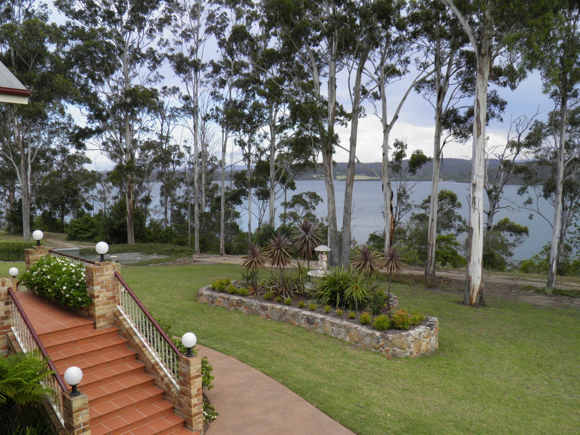 Robyn's Nest Lakeside 5* Merimbula